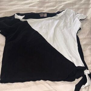 Chico's Black & White Diagonal Tie-Hem Short Sleeve Top